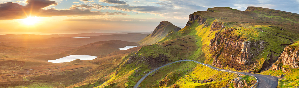 Bergige Landschaft mit Reisendem